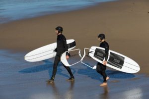 Decathlon desarrolla el innovador casco de surf Olaian para proteger a los surfistas y evitar lesiones 2