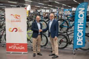 Decathlon y la Real Federación Española de Ciclismo se unen para impulsar el ciclismo
