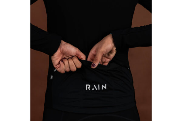 Maillot Rain de manga larga de Vestta: la chaqueta impermeable ciclista para los días de lluvia