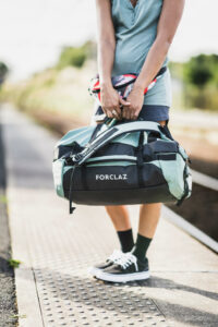 La mochila perfecta para viajar y no facturar equipaje está en Decathlon – y cuesta menos de 50 euros