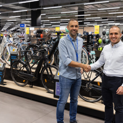 Decathlon y AMBE se asocian para fomentar el uso de la bici como medio de transporte, ocio, turismo y deporte