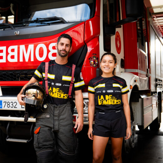 Decathlon y la Vueling Cursa Bombers Barcelona presentan la camiseta oficial del 25 aniversario de la carrera