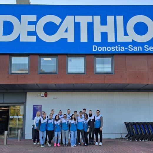 Decathlon celebra el 25 aniversario de su tienda en Donostia-San Sebastián con Txurdin, la mascota de la Real Sociedad