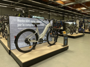 Decathlon refuerza su apuesta por el ciclismo con la inauguración del 22 Pro Shop en España