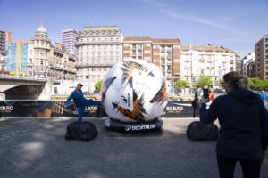 Decathlon se posiciona como referente en el mundo del deporte con el balón oficial de la UEFA Europa League