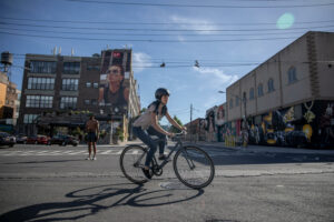El 56 % de la generación Z en España usa la bici semanalmente, pero solo un 13 % lo hace a diario, según el barómetro europeo de movilidad urbana de Decathlon 1