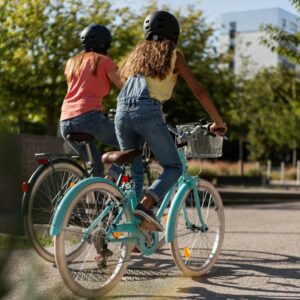 El 56 % de la generación Z en España usa la bici semanalmente, pero solo un 13 % lo hace a diario, según el barómetro europeo de movilidad urbana de Decathlon