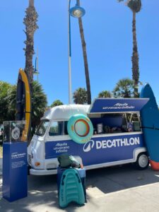 Decathlon renueva su servicio de alquiler y lo presenta con una acción experiencial en plena Malagueta 2