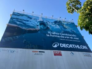 Decathlon renueva su servicio de alquiler y lo presenta con una acción experiencial en plena Malagueta