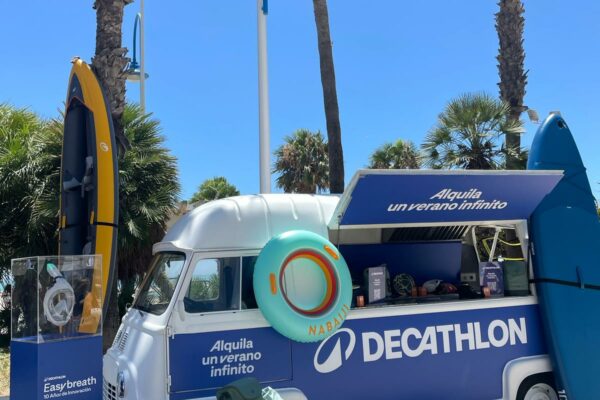Decathlon renueva su servicio de alquiler y lo presenta con una acción experiencial en plena Malagueta 3