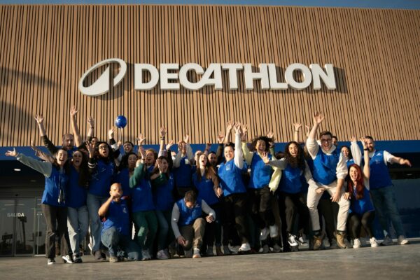 Decathlon renueva la imagen de su icónica tienda en Alcorcón para celebrar más de 30 años junto a los vecinos del sur de Madrid 1