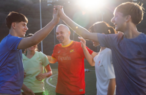 Decathlon convierte a sus embajadores en protagonistas de su campaña de verano junto a Pedri e Iniesta 1