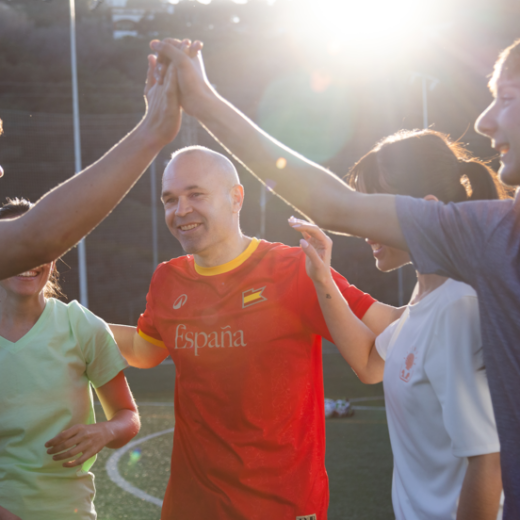 El verano se juega diferente: Andrés Iniesta se une a Decathlon como nuevo embajador durante su campaña de verano 1