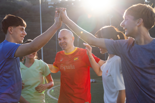 El verano se juega diferente: Andrés Iniesta se une a Decathlon como nuevo embajador durante su campaña de verano 1