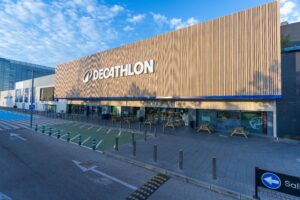 Decathlon España crece un 8,1%, alcanzando los 2.342 millones de euros en ventas brutas (GMV) y eleva su beneficio neto un 17,3% 1