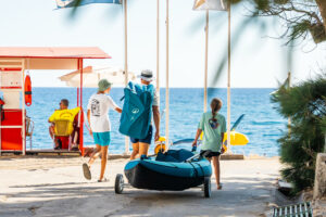 Decathlon impulsa la circularidad superando las 80 tiendas con servicio de alquiler de deportes acuáticos