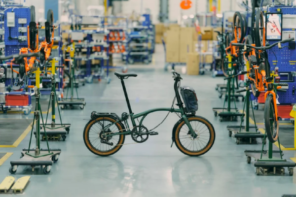 Decathlon Pulse y Brompton anuncian una alianza estratégica para acelerar la micromovilidad y el ciclismo urbano premium