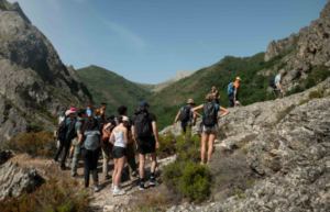 Decathlon reúne a 8 clientes en una experiencia en la montaña junto a Jesús Calleja para poner a prueba la “Montañoterapia”