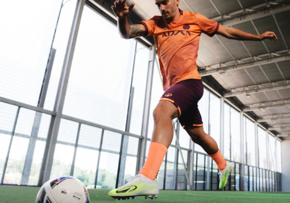 Las botas más icónicas de Decathlon estrenan colores para acompañar a cada forma de jugar